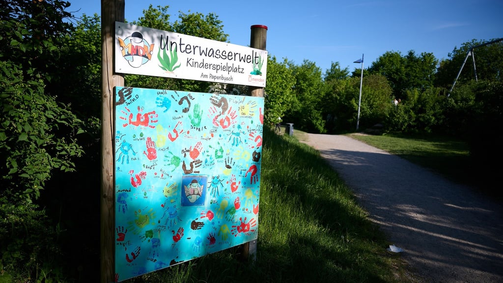 In einer Nacht im Mai wurde der Spielplatz zum Tatort - nun sind der Haupttäter und mehrere Beteiligte verurteilt worden. (Archivbild)