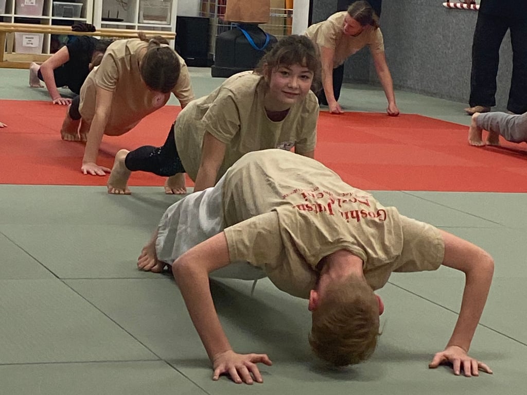 Spaß trotz Anstrengung - Die jungen Sportler bekommen eine beeindruckende Menge perfekter Liegestütze hin.