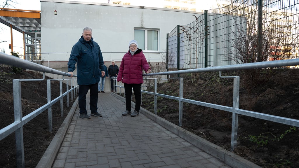 Erster Test: Magdeburgerin Marion Funk begutachtet in Begleitung  von Wobau-Chef Peter Lackner die neue Rampe vor ihrer Haustür. 