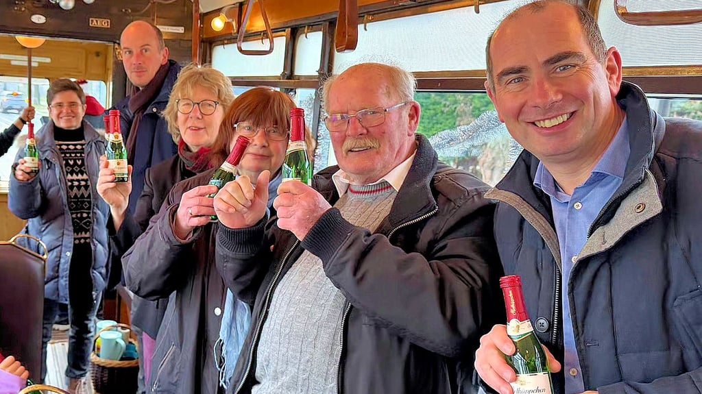 Überraschende Fahrt mit der historischen Straßenbahn durch Magdeburg: Jubilar Rolf-Dieter Roggisch (2.v.r.) mit seiner Familie. Neben ihm Sohn Maik, der die Sonderfahrt einfädelte. 