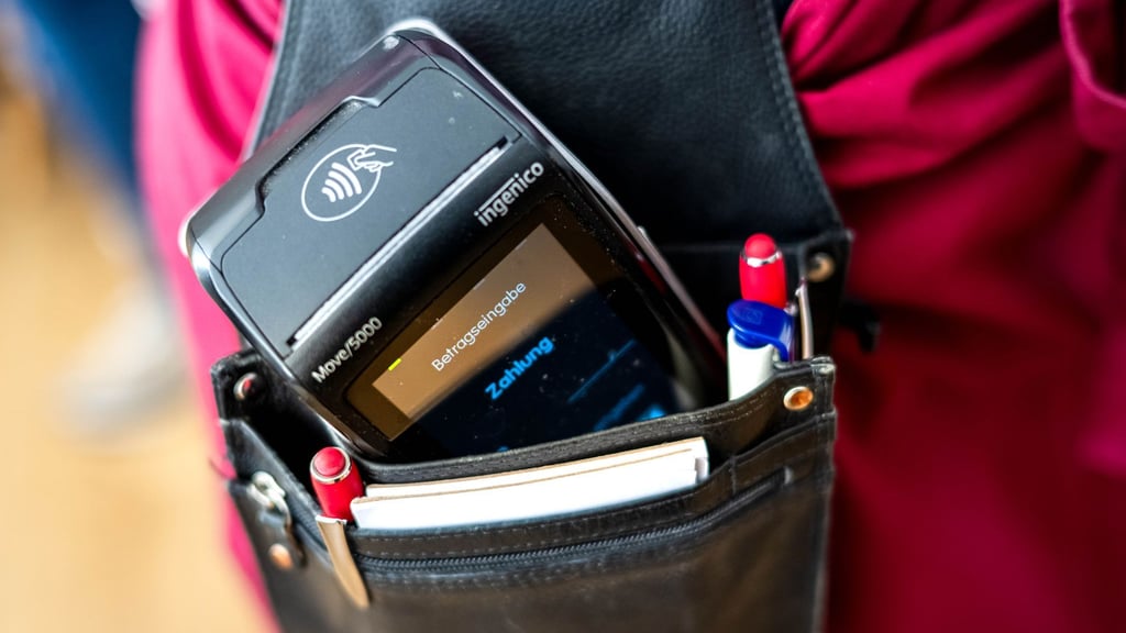 Händler und Gastronomen bestimmen, welche Zahlungsarten akzeptiert werden: Ein Anspruch auf Bar- oder Kartenzahlung besteht nicht.