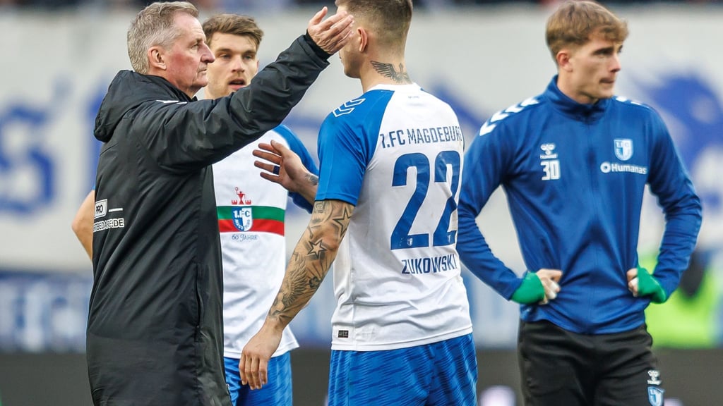 Trainer Petrik Sander (l) testet zweimal im Magdeburger Trainingslager. (Archivbild)