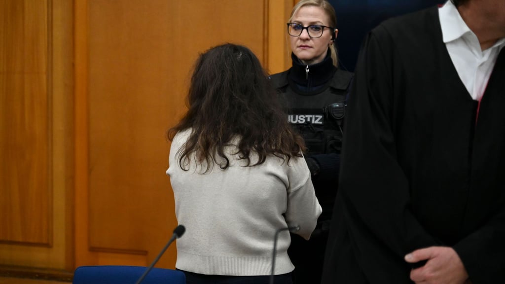 Nach bereits rund einem Dutzend Verhandlungsterminen hat der Prozess gegen die angehende Notfallsanitäterin nun von vorn begonnen.