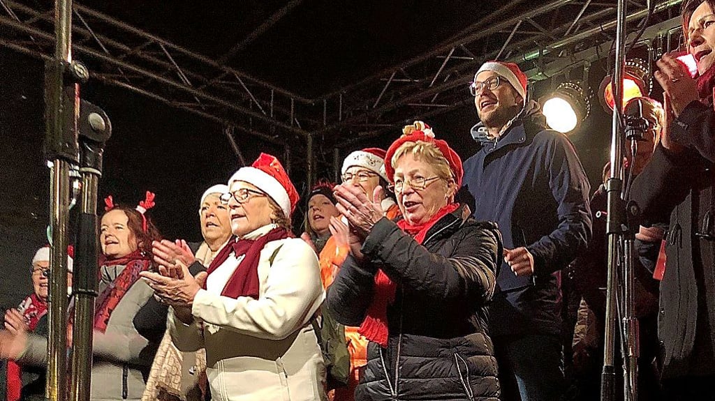 Die Fritz-Prieß-Chor hatte schon beim Aufwärmen auf der Bühne des Weihnachtsmarktes in Quedlinburg viel Spaß.