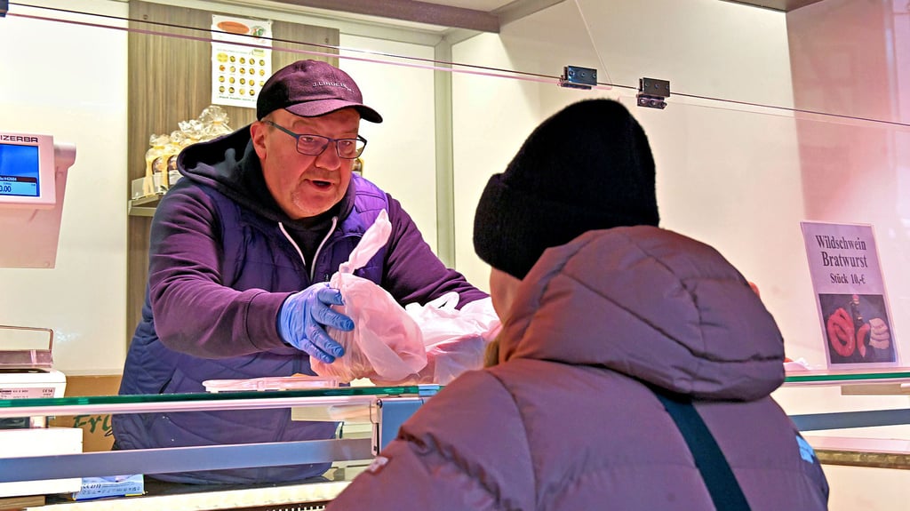 Claudiu Muresan verkauft beim Wochenmarkt in Aschersleben an seinem Stand alles rund um Geflügel und Wild.