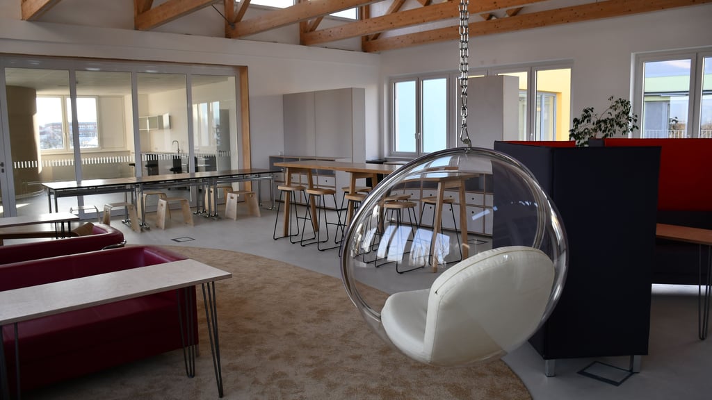 Sofas, Tresentische und ein Hängesessel: In der Neuen Schule Magdeburg gibt es für die Schüler keine Klassenzimmer mehr.