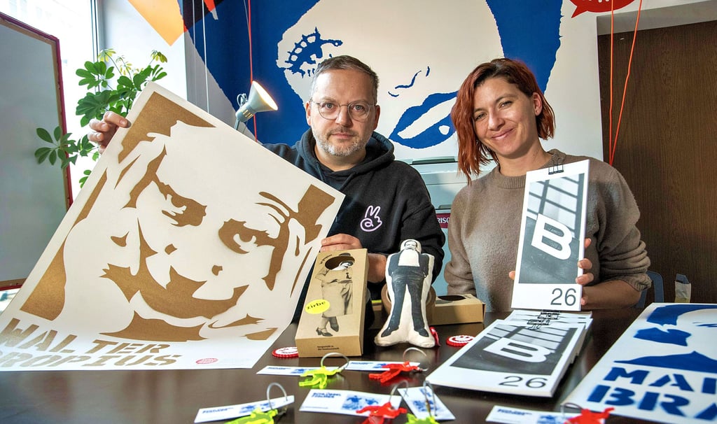 Alexander Lech und Jennifer Becker haben verschiedene selbst entwickelte Produkte zum Bauhaus und mehr zum Verschenken.