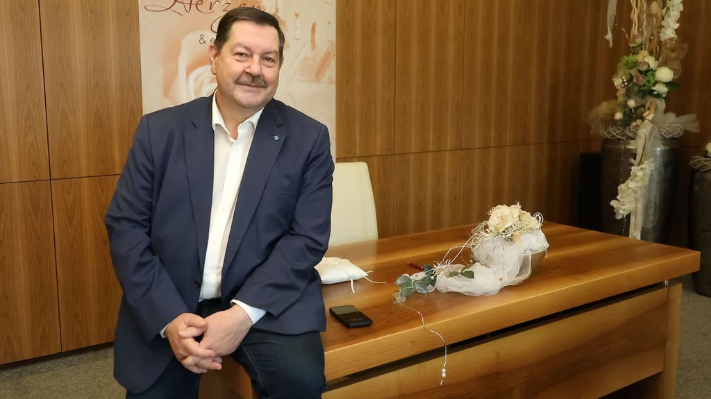 Oberbürgermeister Torsten Schweiger freut sich, im Standesamt bald Paare trauen zu können.