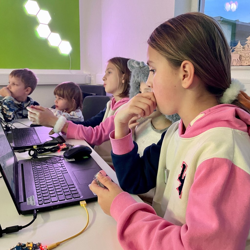 Gespannt erkunden die Kinder im Digitalisierungszentrum das virtuelle Universum, in dem sie die Weihnachtsnachrichten erstellen.