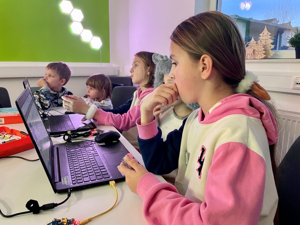 Gespannt erkunden die Kinder im Digitalisierungszentrum das virtuelle Universum, in dem sie die Weihnachtsnachrichten erstellen.