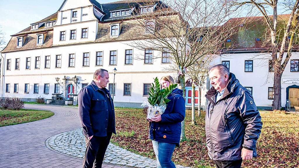 Ortsbürgermeisterin Sandra Mannel und Kembergs Bürgermeister Torsten Seelig (CDU) informierten sich vor Ort über die Pläne für das Gutshaus.