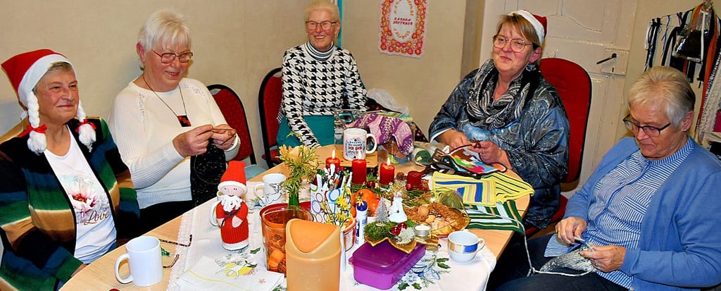 Die Handarbeitsgruppe Arendsee trifft sich regelmäßig. In der Weihnachtszeit werden besonders viele Geschenke gefertigt. 