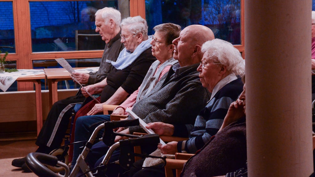 Bekannte Weihnachtslieder versüßen den Advent, und die Besucher des Mini-Konzerts des Männergesangvereins Oebisfelde singen fleißig und kräftig mit.