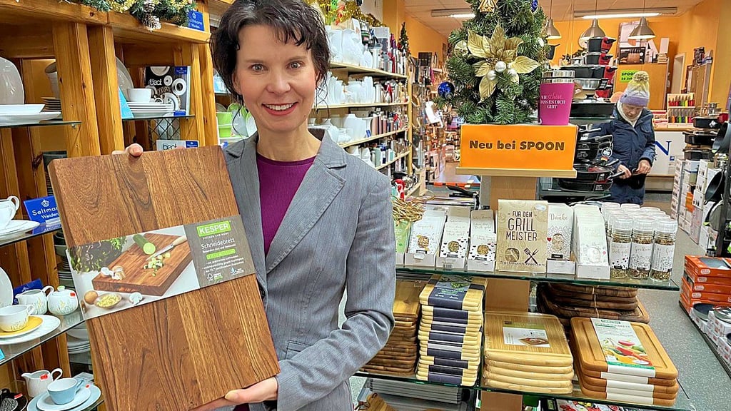Etwas Feines für Küche und Tafel lässt sich  gut verschenken. Diese Erfahrung macht Inhaberin Silvana Peter im Haushaltswarenfachgeschäft Spoon in der Kramerstraße immer wieder.