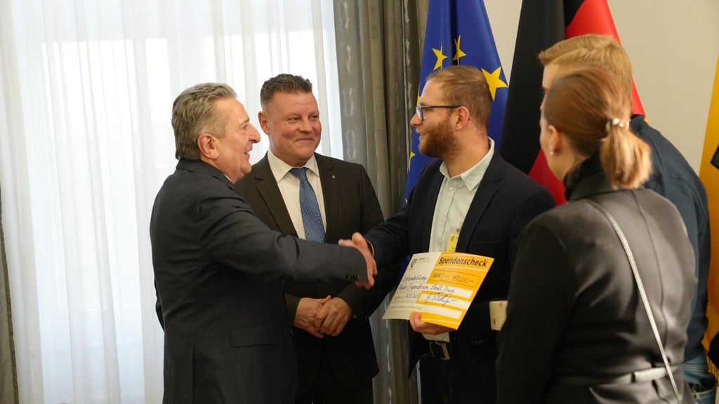 Landtagspräsident Gunnar Schellenberger gratuliert Turniererfinder Jacob Zeuch. Die Landtagsabgeordneten Markus Kurze (l.) und Elrid Pasbrig (r.) hatten das Forum vorgeschlagen.