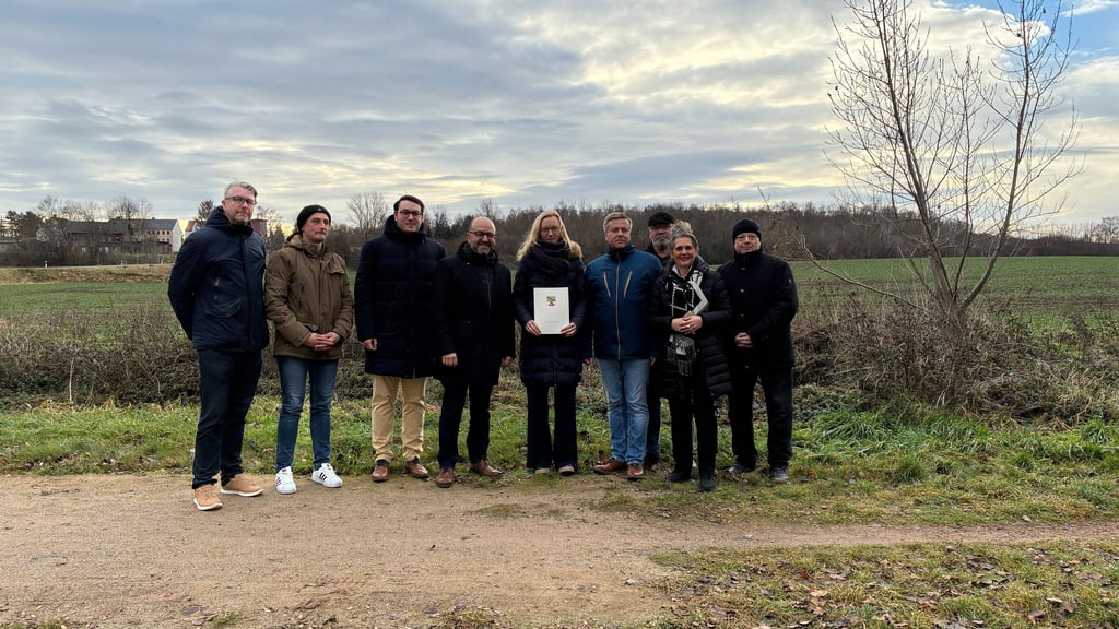 Auf der Grenze zwischen den Städten Teuchern und Hohenmölsen wurde der Fördermittelbescheid zum Ausbau des Radwegs von Gröben bis Werschen übergeben.