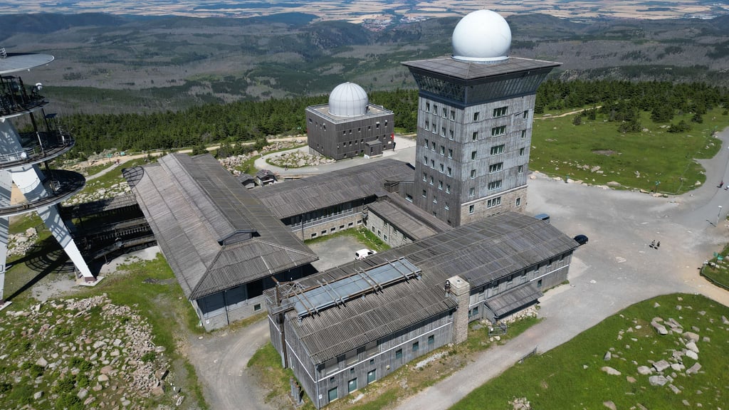 Das alte Telekom-Gebäude auf dem Brocken (links im Bild) soll zu einem großen Saal für Theater, Konzerte und Vorträge umgebaut werden.