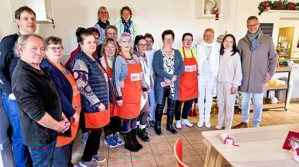 Der Geschäftsführer der Wohnungs- und Baugesellschaft Staßfurt, Daniel Bierbach (rechts), machte den Tafelmitarbeitern eine Freude. 