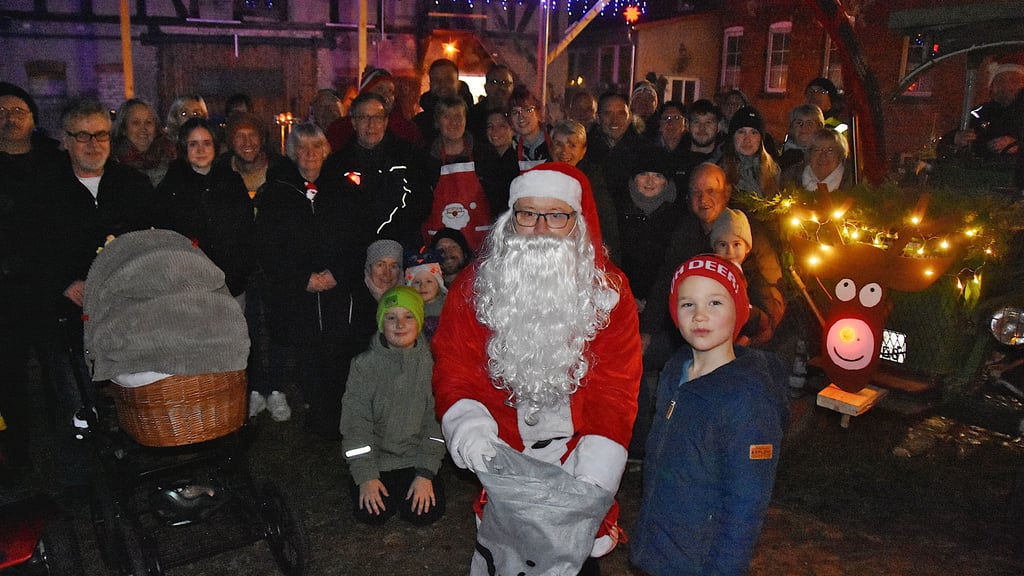 Wenn der Weihnachtsmann bei Familie Langer in Lössewitz Station macht: Beim Fest auf dem „Hof Sonnenhain“ versammeln sich Jung und Alt.