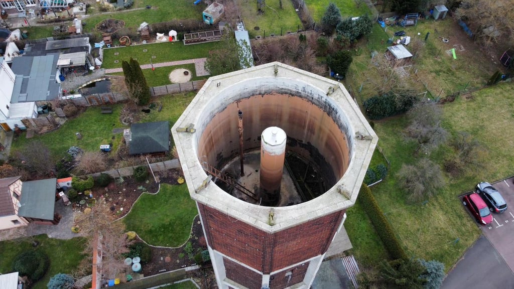 Seltener Einblick von oben: Der Wasserturm in Lützen noch ohne Dach.