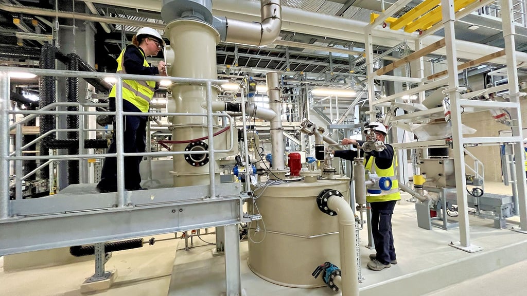 Blick in die bereits laufende Produktionsanlage  von AMG Lithium in Wolfen. 