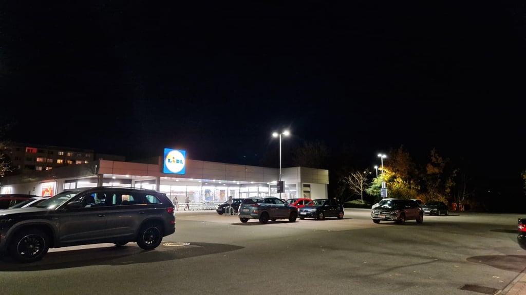 Nachts sind die meisten Supermarktparkplätze leer. Könnten sie dann zum Anwohnerparkplatz werden?