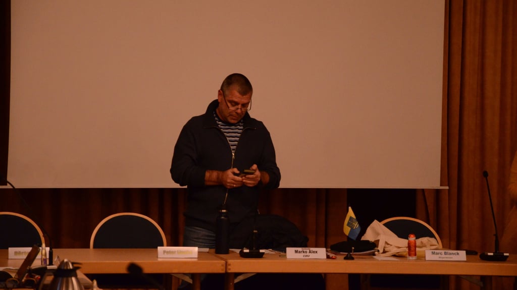 Ruhe vor dem Sturm: Vor dem Beginn der Stadtratssitzung wartet Stadtratsvorsitzender Marko Alex (CDU) noch auf weitere Stadträte.