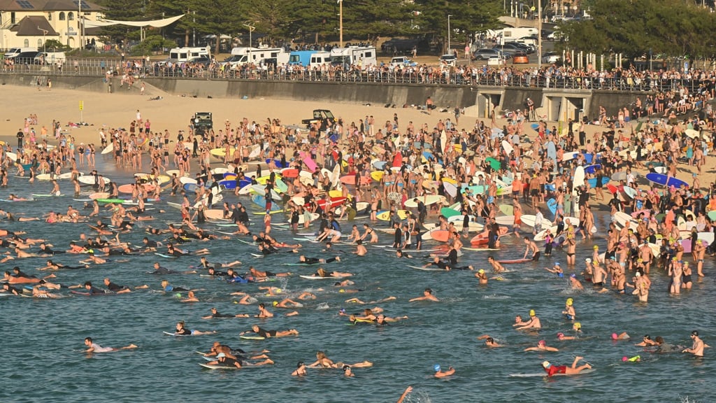 Surfer gedenken am Bondi Beach der Terroropfer.