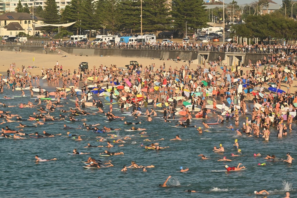 Surfer gedenken am Bondi Beach der Terroropfer.
