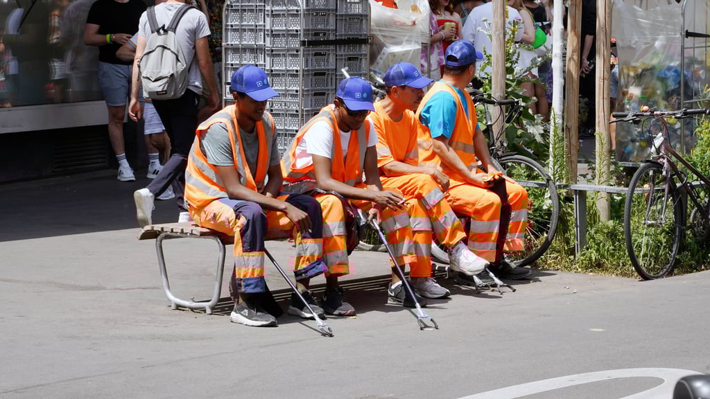Asylbewerber, die gemeinnützige Tätigkeiten ausüben: Was in Magdeburg aktuell auf freiwilliger Basis erfolgt, könnte bald verpflichtend sein.