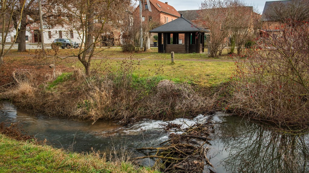 An dieser Stelle in Mertendorf wird eine anderthalb Meter breite Behelfsbrücke über die Wethau geschlagen (im Hintergrund der „Grillpavillon“). Sie ist Voraussetzung dafür, dass Fußgänger während der Zeit der L-200-Vollsperrung von einer Seite des Dorfes zur anderen gelangen.