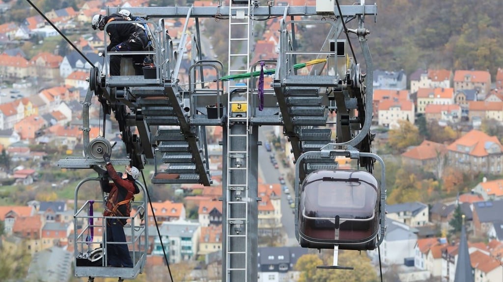 Die Fachleute können den Blick über Thale gar nicht genießen. Sie sind damit beschäftigt, alle Bauteile auf den acht Stützen zwischen Tal- und Bergstation zu überprüfen. 