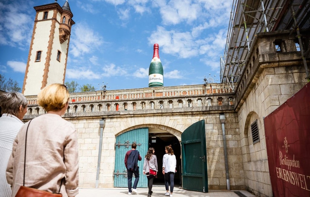 Die Rotkäppchen-Erlebniswelt ist in ihrem dritten Jahr. 2026 wird das runde Jubiläum 170 Jahre Rotkäppchen-Sektkellerei begangen.