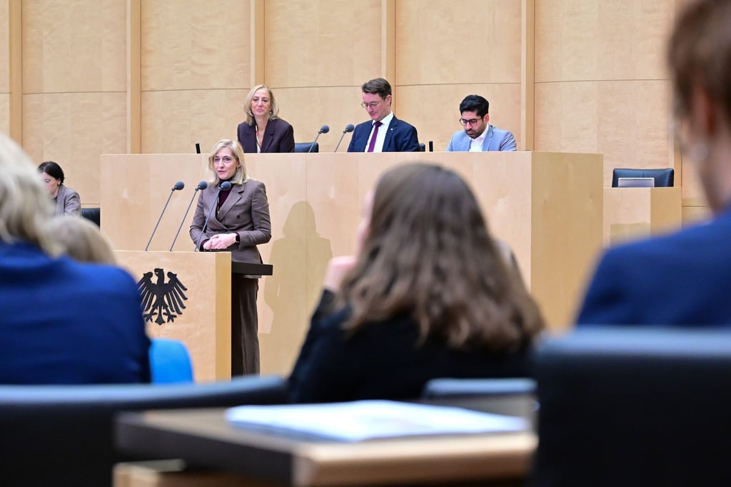 Ministerin Nina Warken will den Druck für Beitragserhöhungen vermindern.