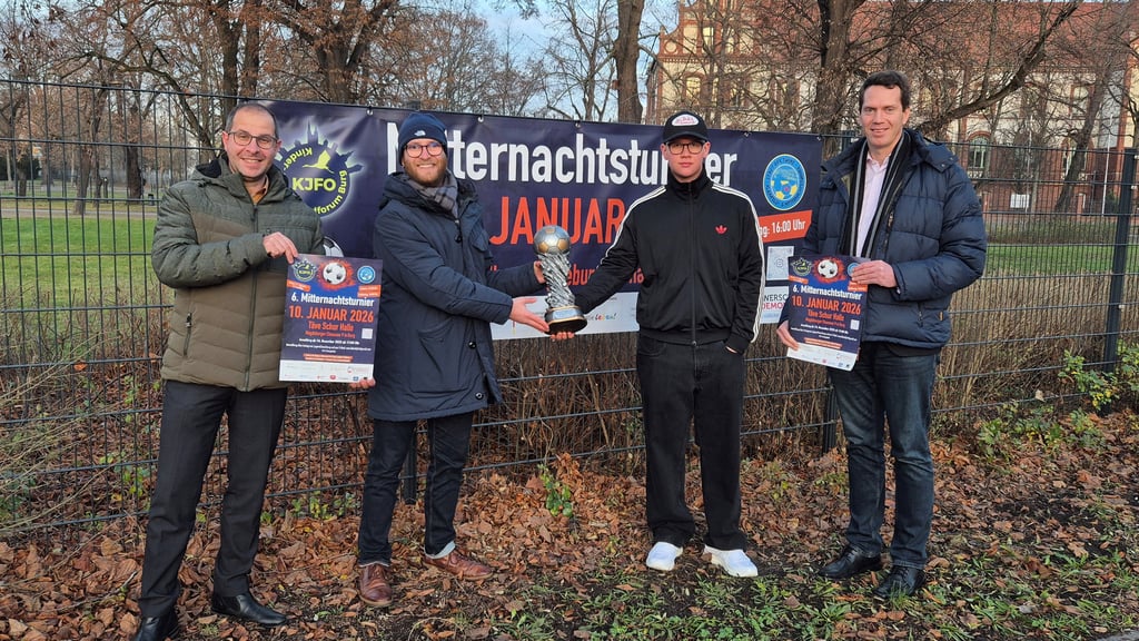 Landrat Steffen Burchhardt (r.) und Bürgermeister Philipp Stark (l.) freuen sich mit Organisator Jacob Zeuch (2.v.l.) und Eddy Röpler vom Kinder- und Jugendforum aufs Turnier.