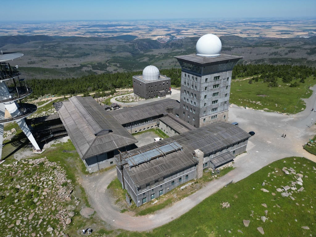 Im alten Telekomgebäudes (links) auf dem Brocken soll ein neuer Veranstaltungssaal gebaut werden. (Archivbild)