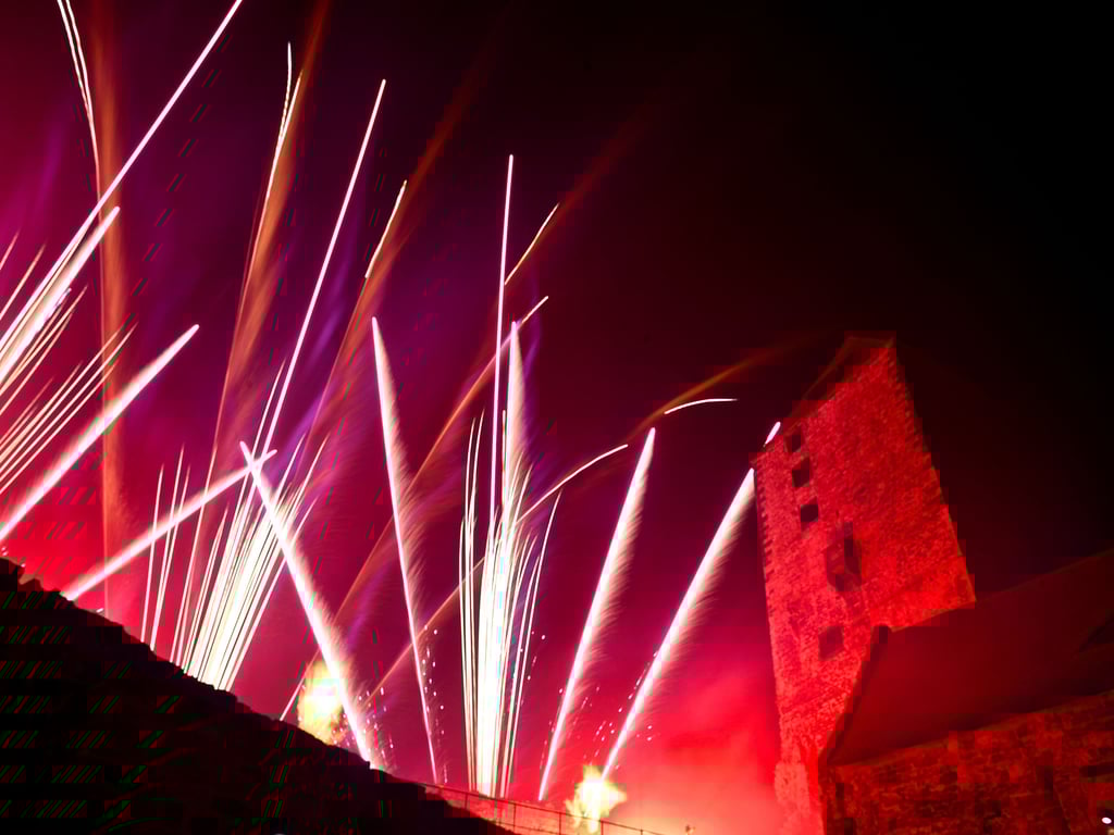 Zur Eröffnung des Weihnachtszaubers in Querfurt am Freitagabend erleuchtete das traditonelle Feuerwerk den Himmel. 