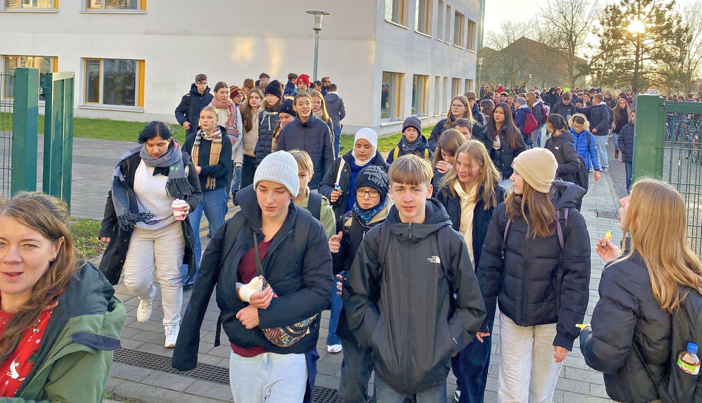 Gemeinsames Projekt der Schüler des Dr.-Carl-Hermann-Gymnasiums. Um 9 Uhr gingen die Schüler los zum Bierer Berg. 