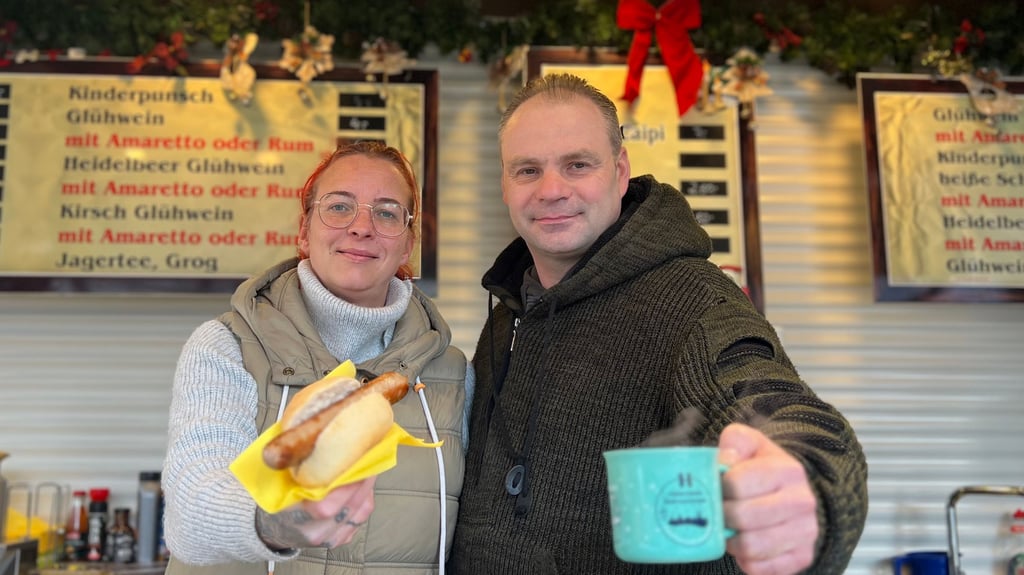 Jacqueline Hentrich und Reno Becker gehören zu den Standbetreibern auf Halberstadts Weihnachtsmarkt.