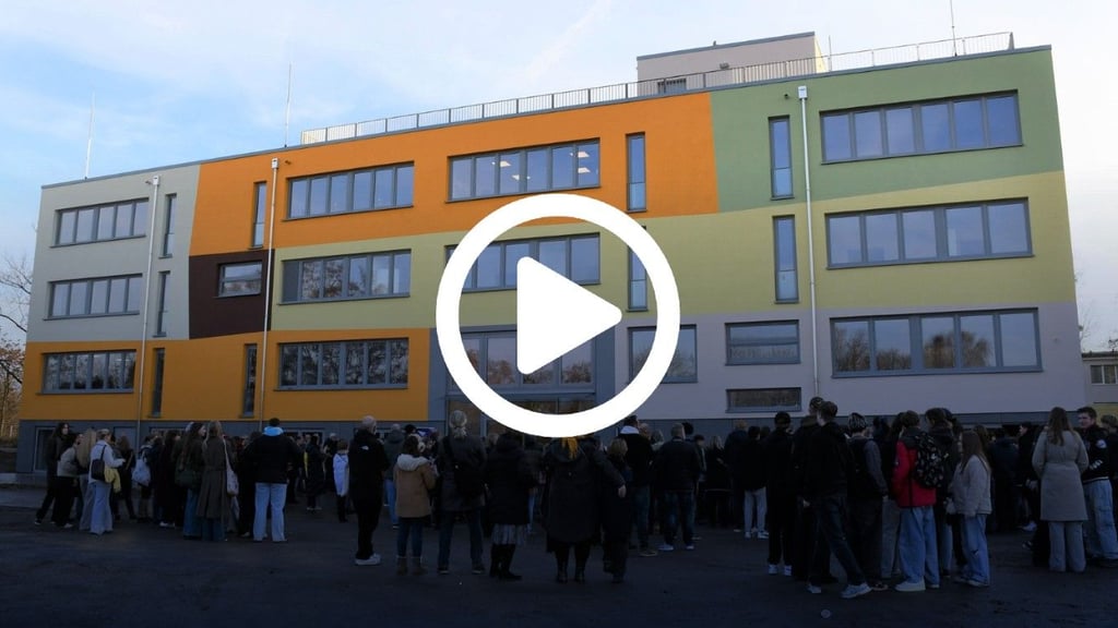 Sofas, Tresentische und ein Hängesessel: In der Neuen Schule Magdeburg gibt es für die Schüler keine Klassenzimmer mehr.