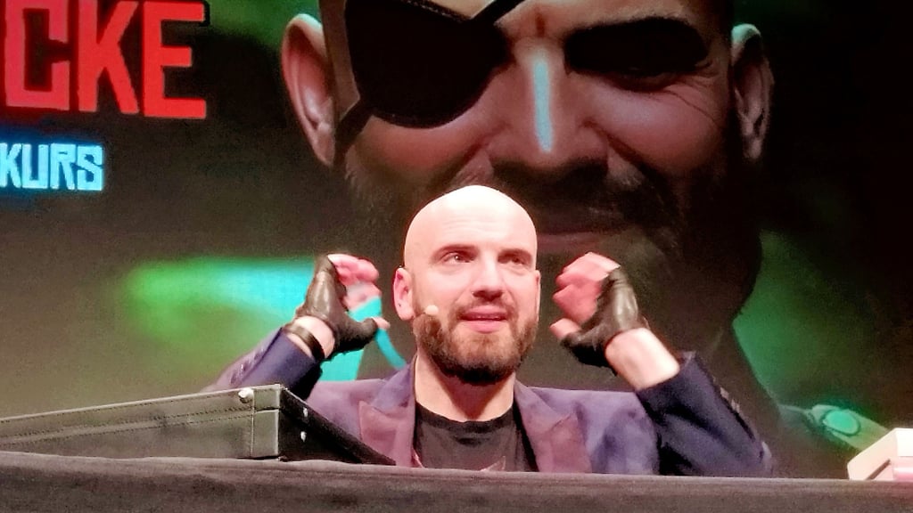 Ingmar Stadelmann präsentierte seine Höcke-Lesung im Dezember im Berliner Kabarett-Theater Wühlmäuse. Er kommt damit 2026 auch nach Salzwedel.