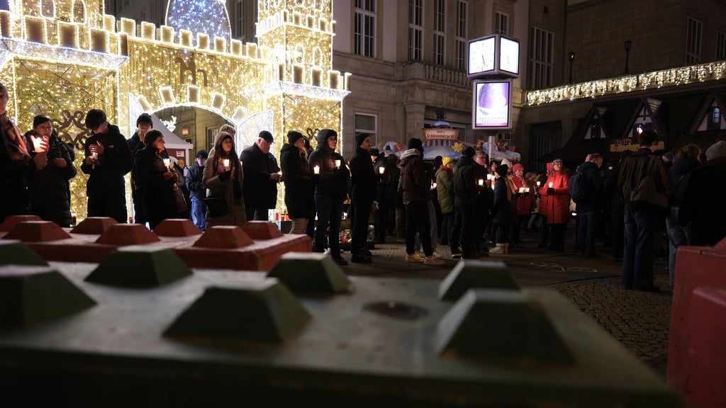 Wie kurz nach dem Anschlag auf den Weihnachtsmarkt 2024 soll auch zum Jahrestag eine Lichterkette in der Magdeburger Innenstadt gebildet werden.
