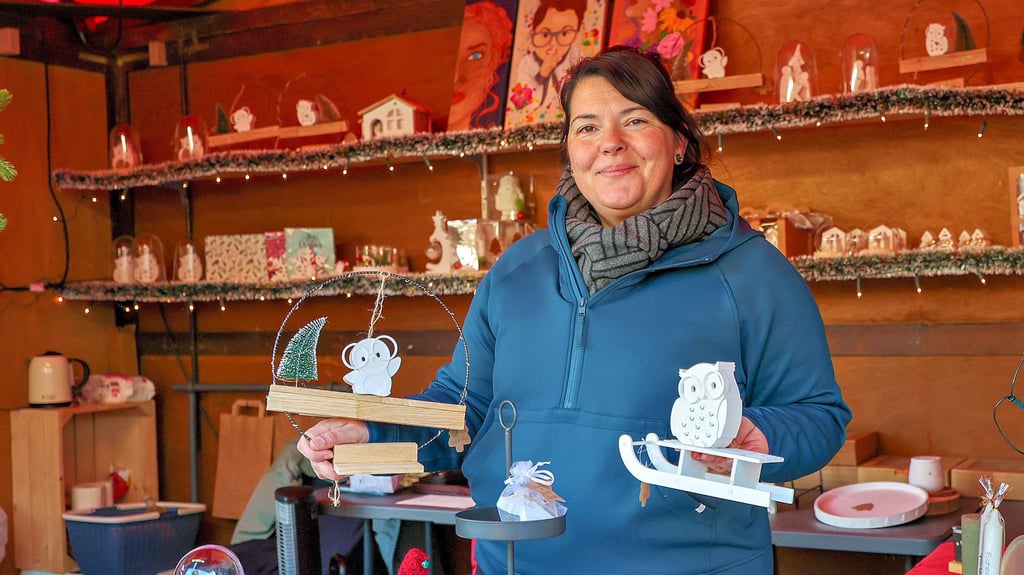 Gabriele Teutsch zeigt die Kunst, die sie aus Keraflott herstellt. Sie verkauft sie das erste Mal im Kunsthandwerkerdorf des Weihnachtsmarkts in Weißenfels dabei.