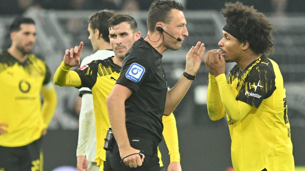 Karim Adeyemi (re.) war auf dem Platz wieder emotional - und ärgerte sich wenig später über seine Auswechslung.