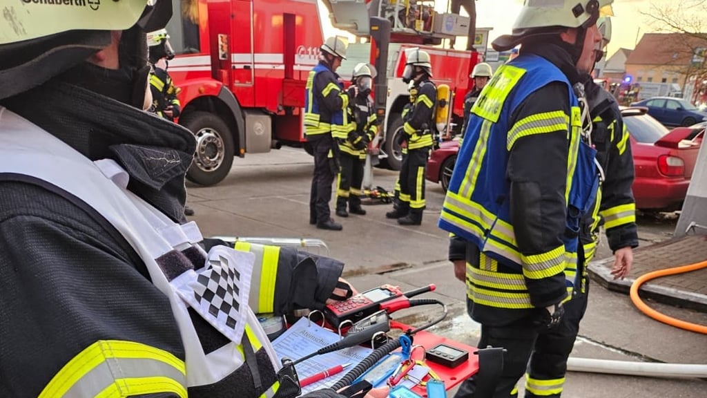 Am Morgen des 19.12.2025 wurde die Wittenberger Feuerwehr mit dem  Stichwort „Feuer 3 – Garage“ in die östliche Kernstadt alarmiert.  