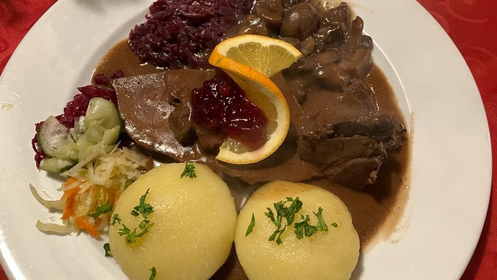 Wildbraten ist ein beliebtes Wintergericht. In diesem Jahr ist das Fleisch besonders günstig zu kriegen.