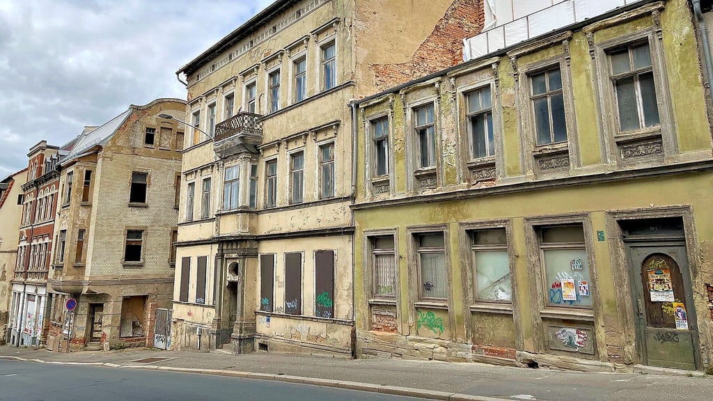 Aus diesen Schrottimmobilien in der Zeitzer Rahnestraße 6, 7 und 8 soll nun mit Fördermitteln wieder etwas Ansehnliches werden.  