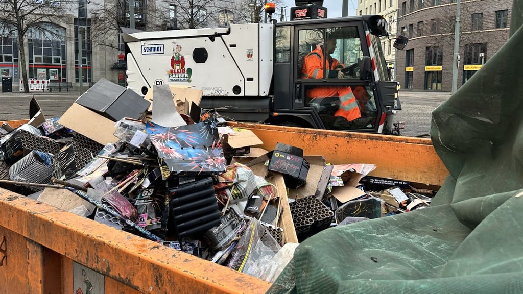 Bei der Neujahrsreinigung Januar 2025 in Magdeburg wurden 7,6 Tonnen ausgebrannte Batterien, Raketen und Böller gesammelt – so viel wie fünf bis sechs Kleinwagen.