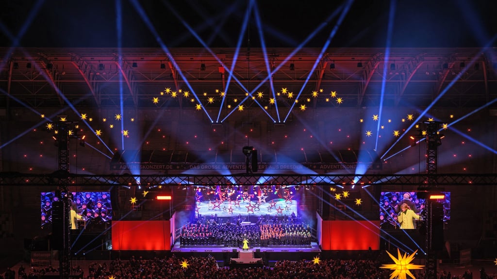 Mehrere Chöre und Solisten haben Tausende Zuschauer beim Adventskonzert im Dresdner Rudolf-Harbig-Stadion begeistert.