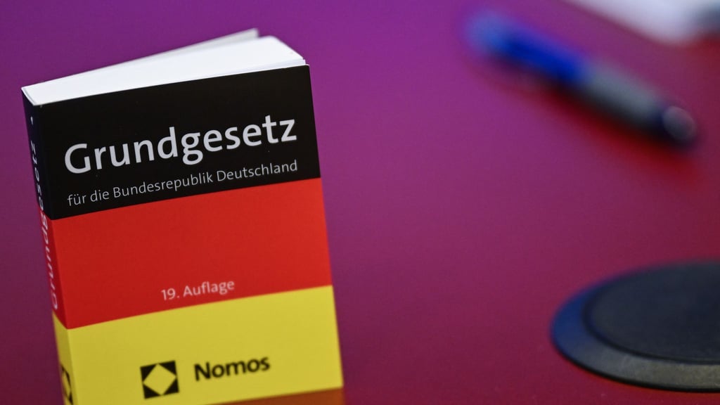 Mit dem Verfassungstreue-Check für Beamte will Brandenburg Extremisten aus dem Staatsdienst fernhalten. Es wird geprüft, ob die Kandidaten mit Bestrebungen gegen die freiheitlich-demokratische Grundordnung aufgefallen sind. (Symbolbild)
